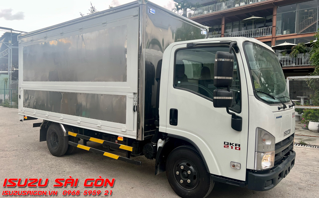 Xe Tải Isuzu 1T9 Thùng Kín Cánh Dơi 1
